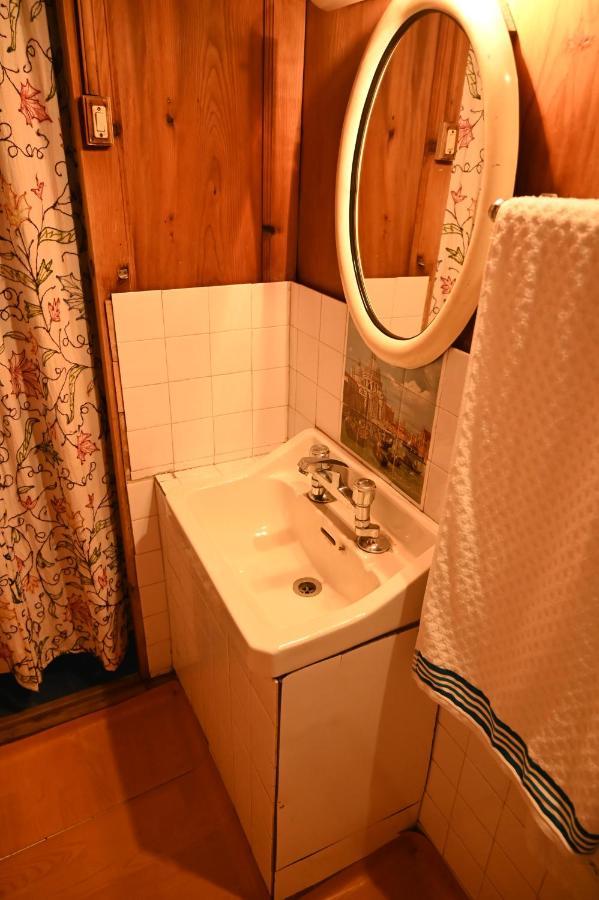 Kings Houseboats Hotel ศรีนาการ์ ภายนอก รูปภาพ