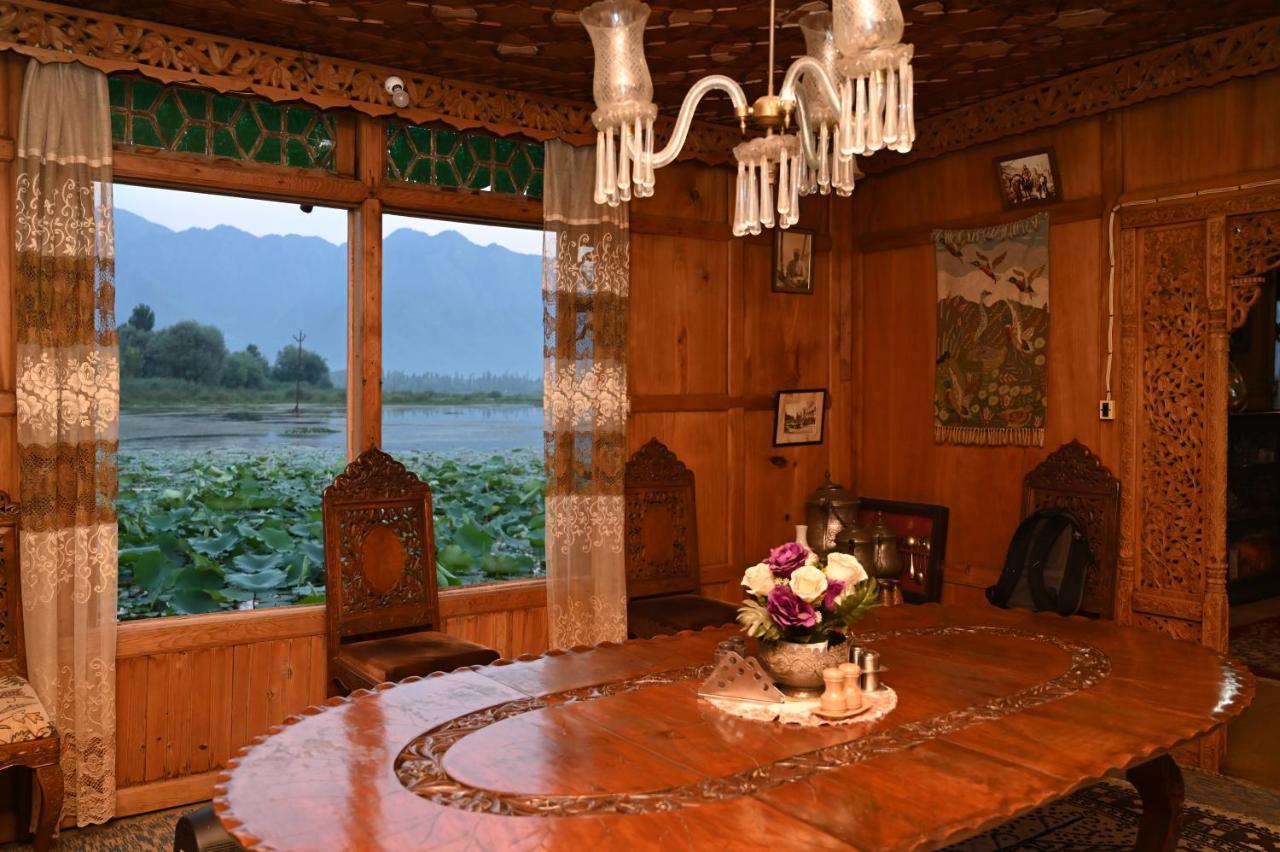 Kings Houseboats Hotel ศรีนาการ์ ภายนอก รูปภาพ