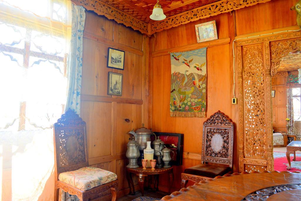 Kings Houseboats Hotel ศรีนาการ์ ภายนอก รูปภาพ