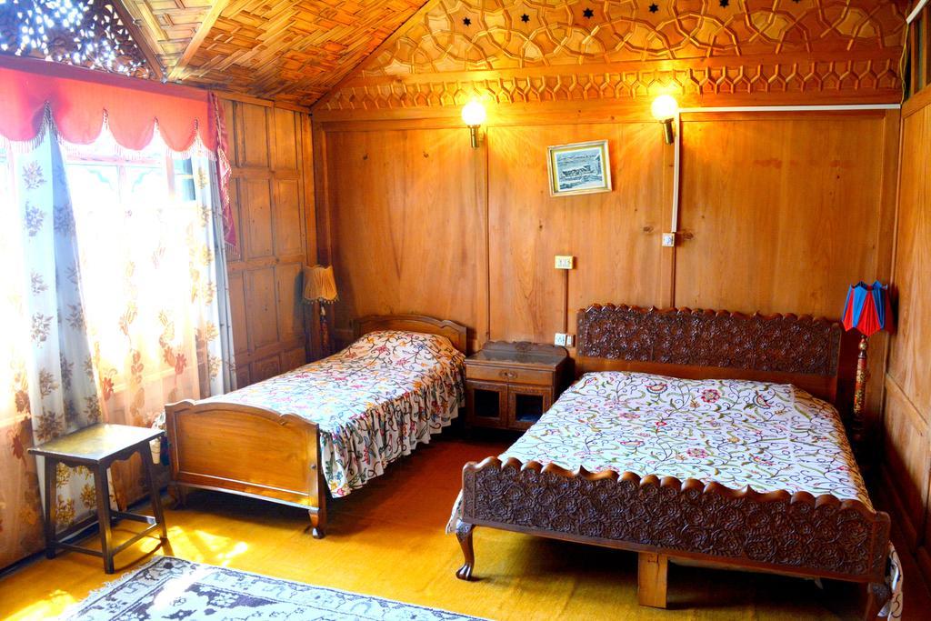 Kings Houseboats Hotel ศรีนาการ์ ห้อง รูปภาพ