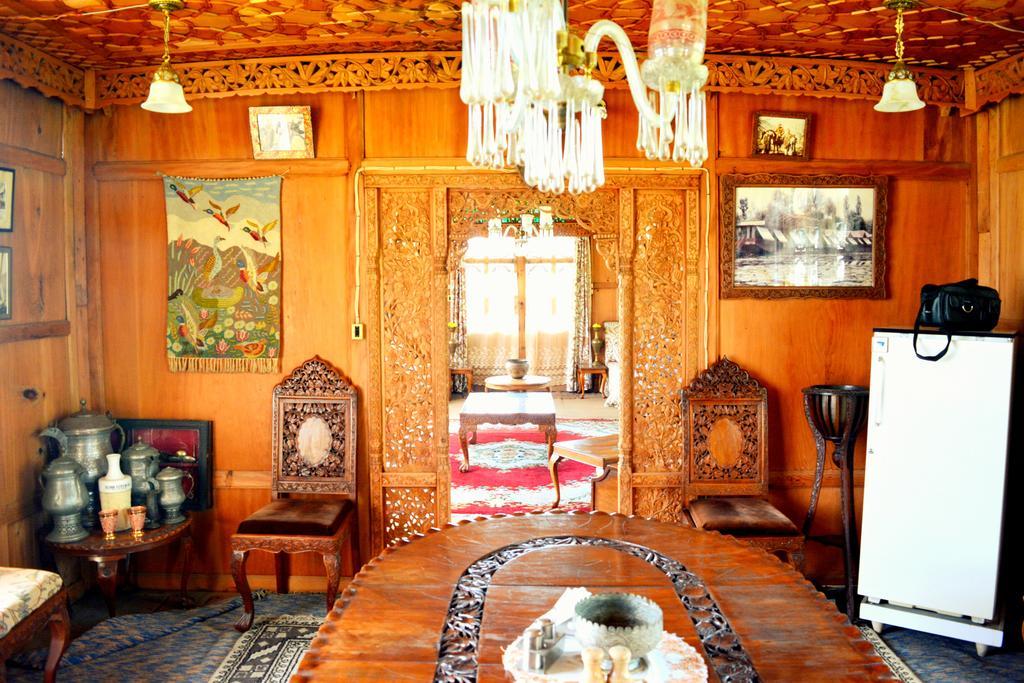 Kings Houseboats Hotel ศรีนาการ์ ภายนอก รูปภาพ