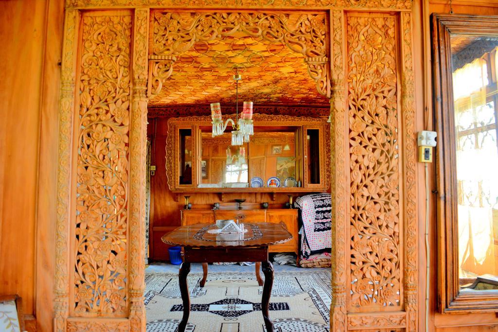 Kings Houseboats Hotel ศรีนาการ์ ภายนอก รูปภาพ