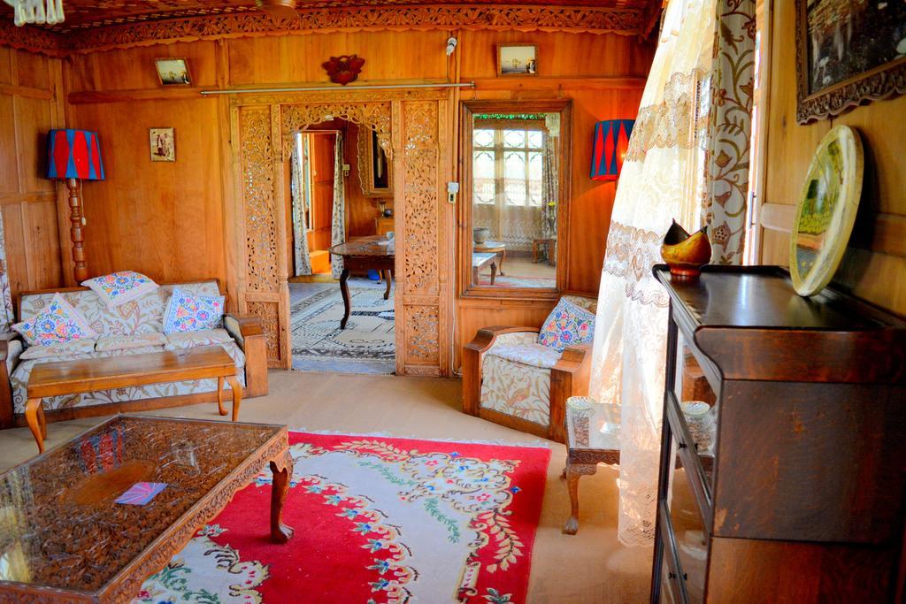 Kings Houseboats Hotel ศรีนาการ์ ภายนอก รูปภาพ