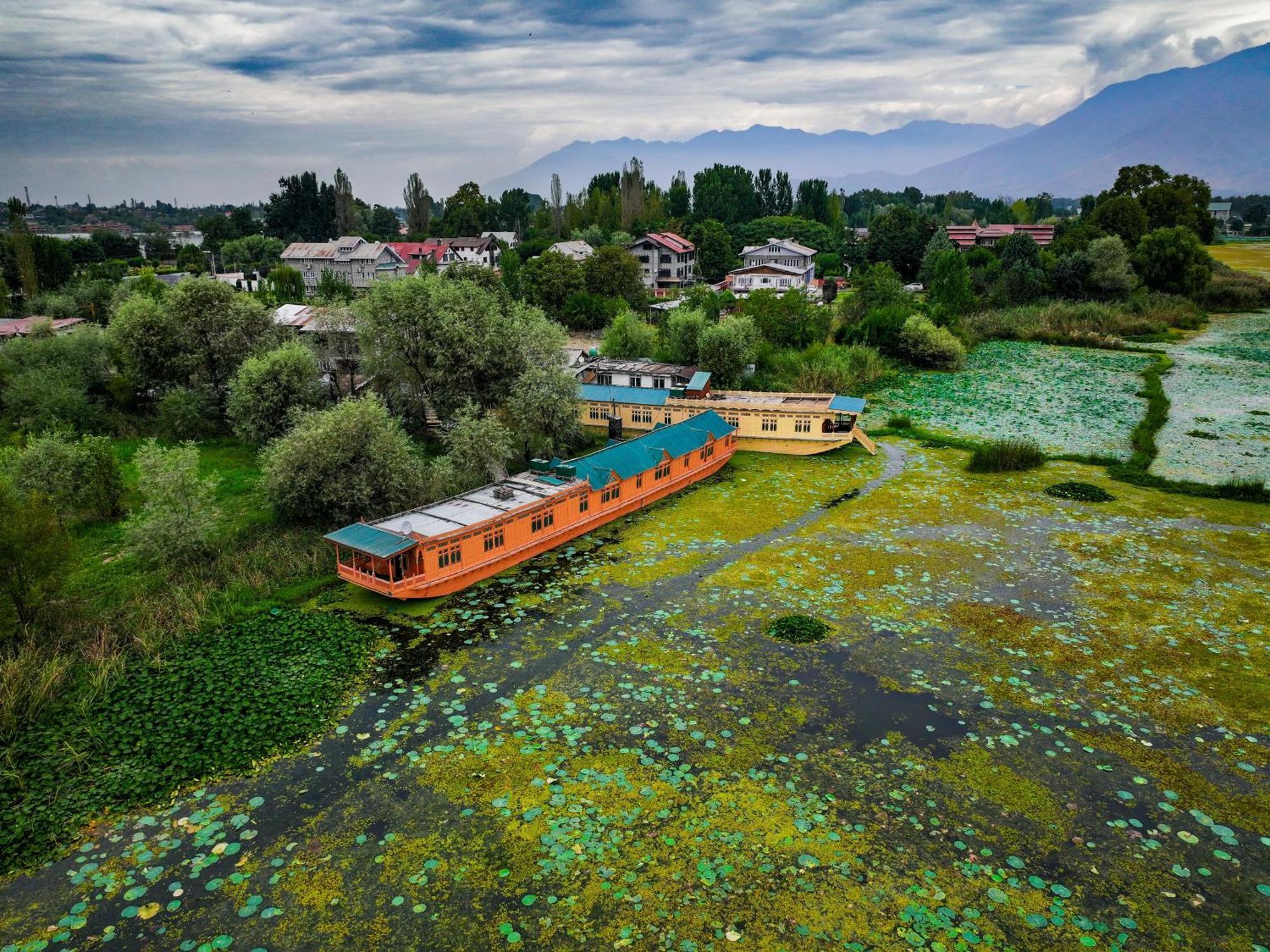 Kings Houseboats Hotel ศรีนาการ์ ภายนอก รูปภาพ