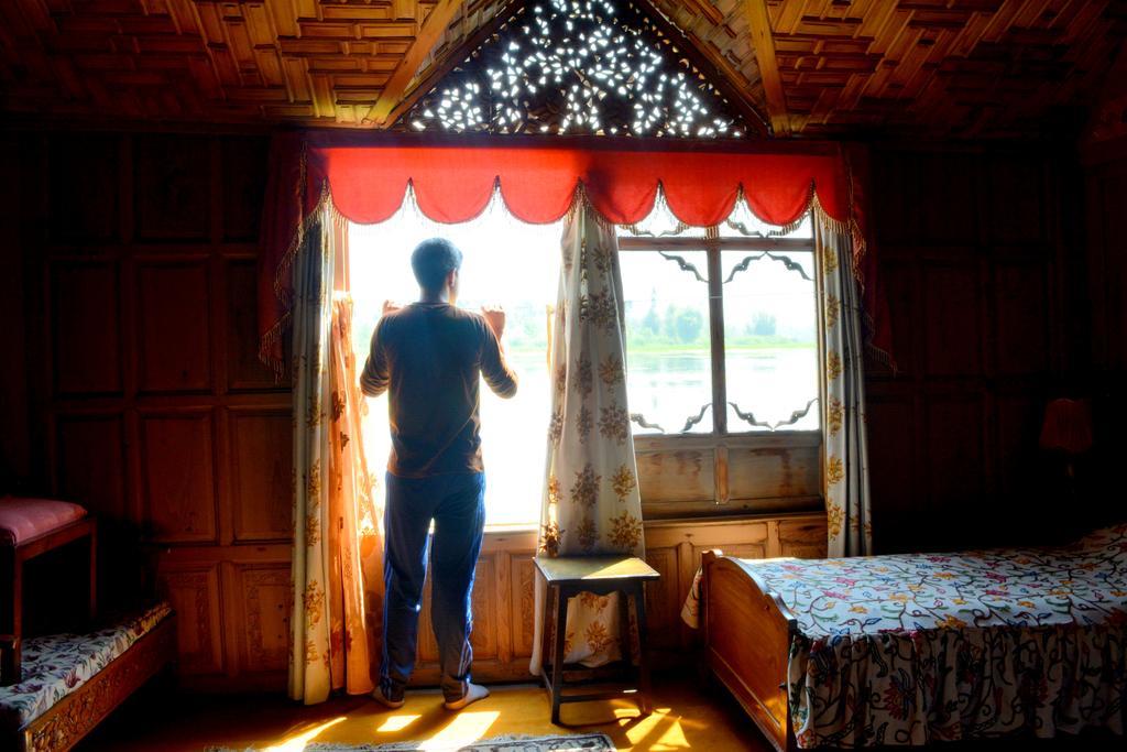 Kings Houseboats Hotel ศรีนาการ์ ภายนอก รูปภาพ