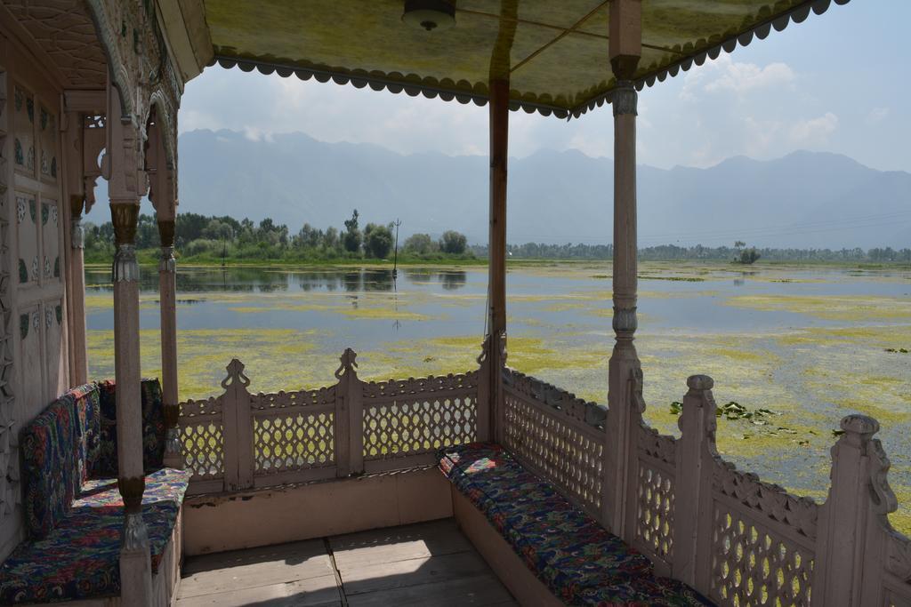 Kings Houseboats Hotel ศรีนาการ์ ภายนอก รูปภาพ