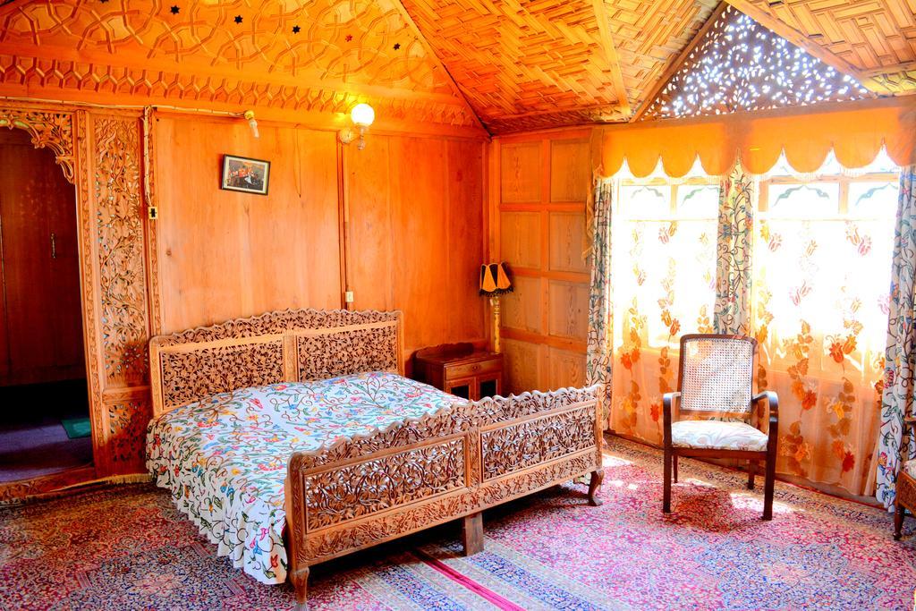Kings Houseboats Hotel ศรีนาการ์ ภายนอก รูปภาพ